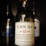 カリラ12年のテイスティング・ライトでフレッシュでミステリアスなアイラモルト。不思議な果実の海とサーモン
