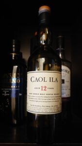 カリラ１2年のテイスティング・ライトでフレッシュでミステリアスなアイラモルト。不思議な果実の海とサーモン