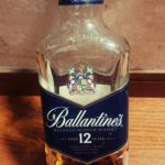 バランタイン12年のテイスティング・この値段でこの完成度、の驚き第2弾。ハチミツ&フルーティ感増しのバランタイン。