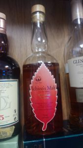 イチローズモルト・ワインウッドリザーブのテイスティング・赤ワイン樽熟成のイチローズモルト。炸裂する赤い芳醇果汁爆弾