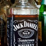 ジャックダニエル・ブラック(Old No.7)のテイスティング&レヴュー・テネシー初、世界一売れている大定番ウイスキー!チャコールメローイング製法が生み出すクリアでメープルスイートな酒!