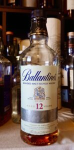 バランタイン ピュアモルト12年のテイスティング＆レヴュー・モルト原酒のみのブレンドで作られたバランタイン１２年！海と麦が一層ヴィヴィッドなオススメの一本！